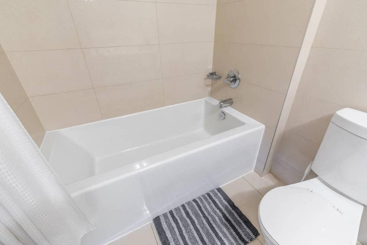 토론토 Stunning Views Of Downtown - Luxury High Rise With King Bed! 빌라 외부 사진